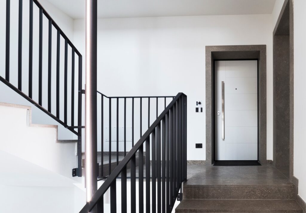 Vano scale condominiale interno e porta blindata complesso Le Borne a Valdagno