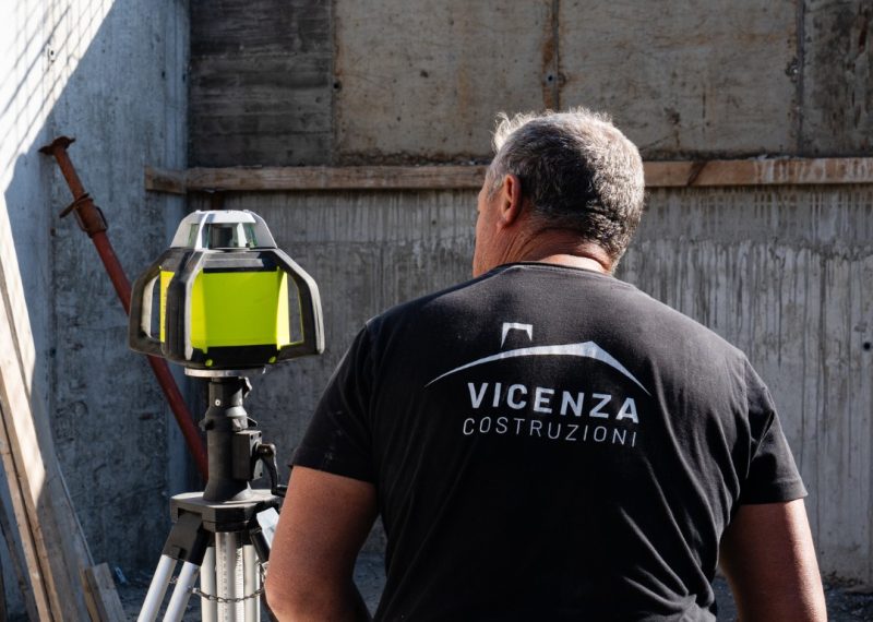 Team tecnico e professionisti di Vicenza Costruzioni al lavoro in cantiere