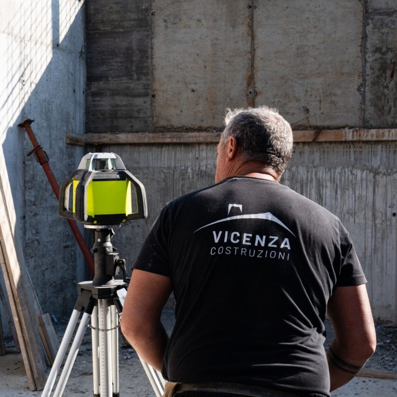 Team tecnico e professionisti di Vicenza Costruzioni al lavoro in cantiere